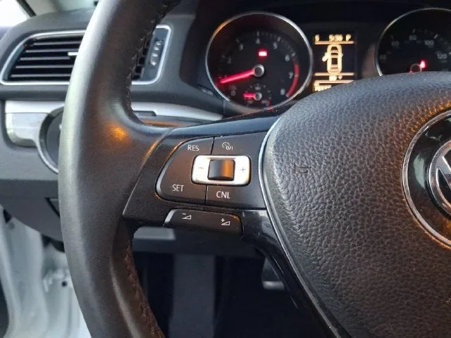 2017 Volkswagen Passat 1.8T SE photo 16