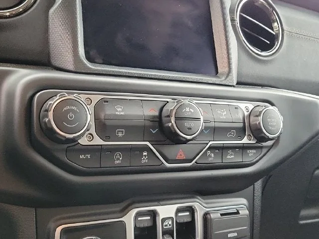 2022 Jeep Wrangler Unlimited Sahara High Altitude photo 24