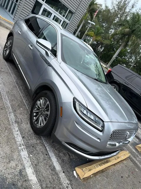 2022 Lincoln Nautilus Standard photo 2