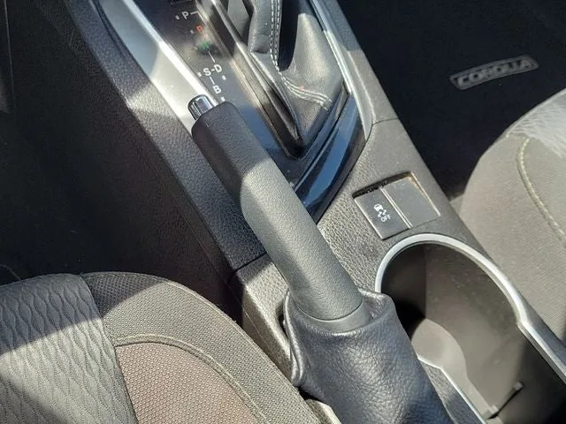 2018 Toyota Corolla LE photo 27