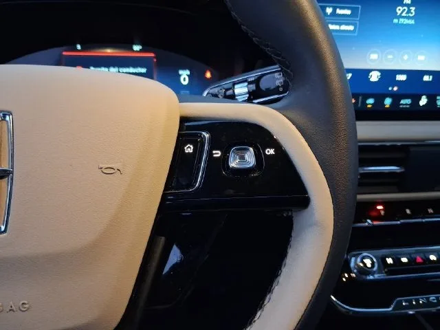 2025 Lincoln Corsair Premiere photo 16
