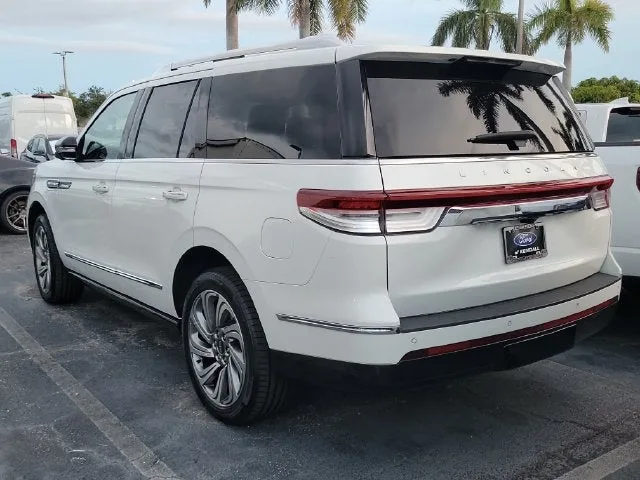 2023 Lincoln Navigator Reserve photo 3