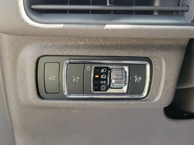 2022 Lincoln Corsair Standard photo 11