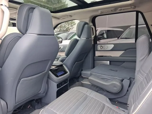 2022 Lincoln Navigator L Black Label photo 5