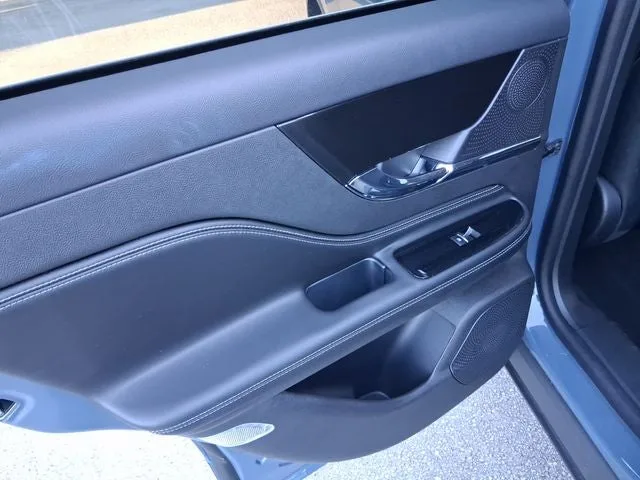 2023 Lincoln Corsair Standard photo 9