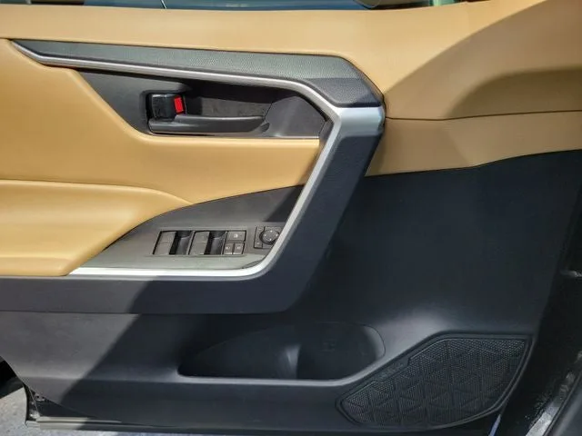 2021 Toyota RAV4 LE photo 15