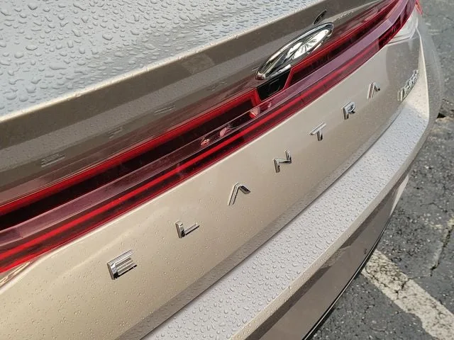 2022 Hyundai Elantra Limited photo 5