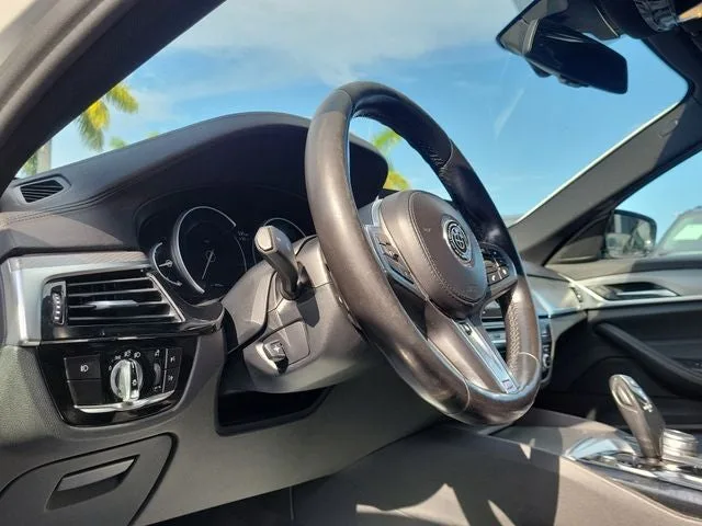 2018 BMW 5 Series 530i xDrive photo 9