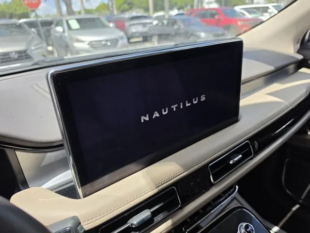 2023 Lincoln Nautilus Standard photo 18