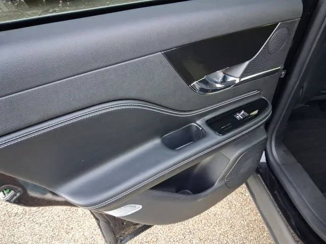 2023 Lincoln Corsair Standard photo 9