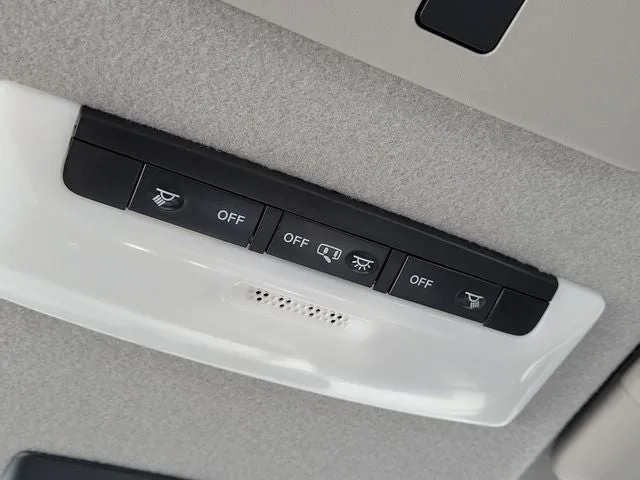2021 Nissan Kicks SR photo 28