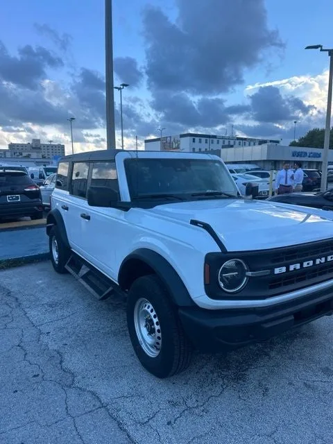 2025 Ford Bronco Base photo 5
