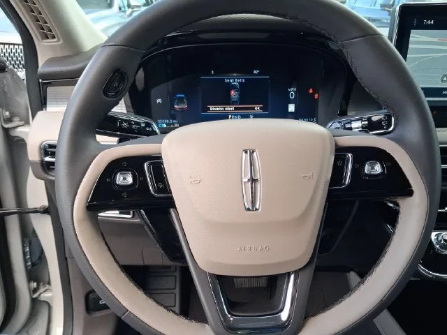 2023 Lincoln Corsair Standard photo 14