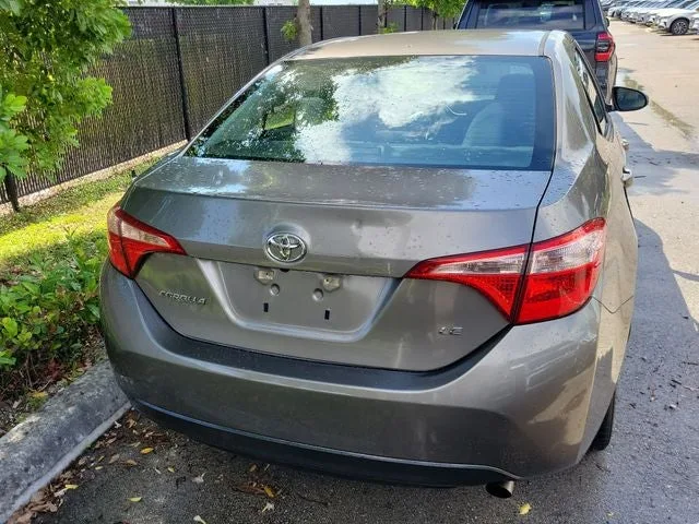 2018 Toyota Corolla LE photo 3