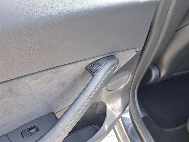 2025 Tesla Model Y Long Range photo 10