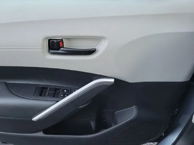 2025 Toyota Corolla Cross L photo 13