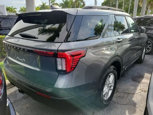 2025 Ford Explorer Active photo 3