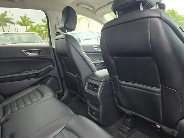 2022 Ford Edge SEL photo 12