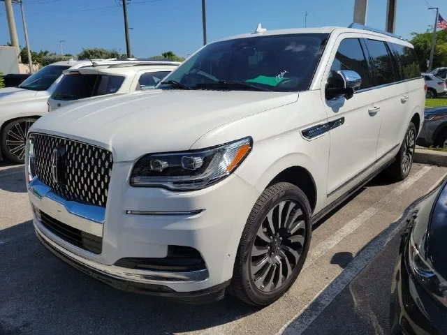 2023 Lincoln Navigator L Black Label photo 3
