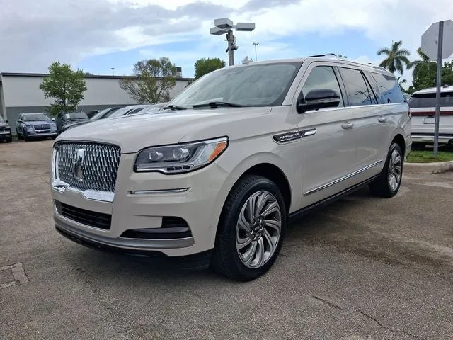 2023 Lincoln Navigator L Reserve photo 2