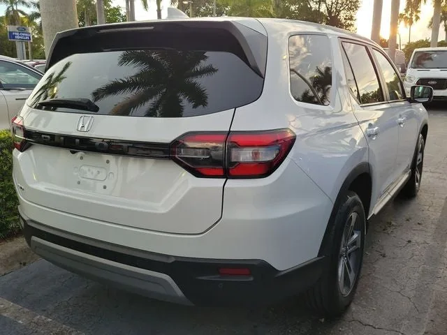 2024 Honda Pilot EX-L 7 Passenger photo 3