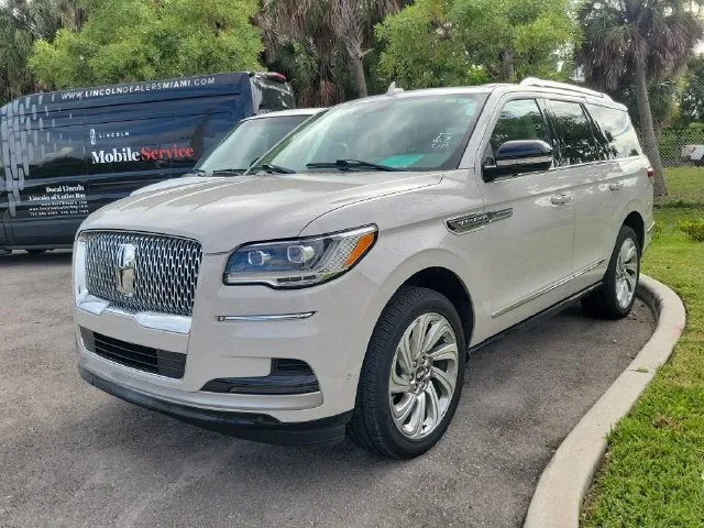 2024 Lincoln Navigator Premiere photo 2