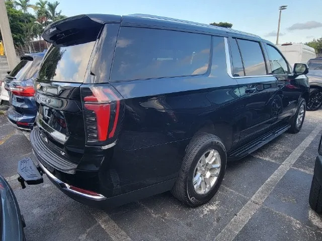 2025 Chevrolet Suburban LT photo 3