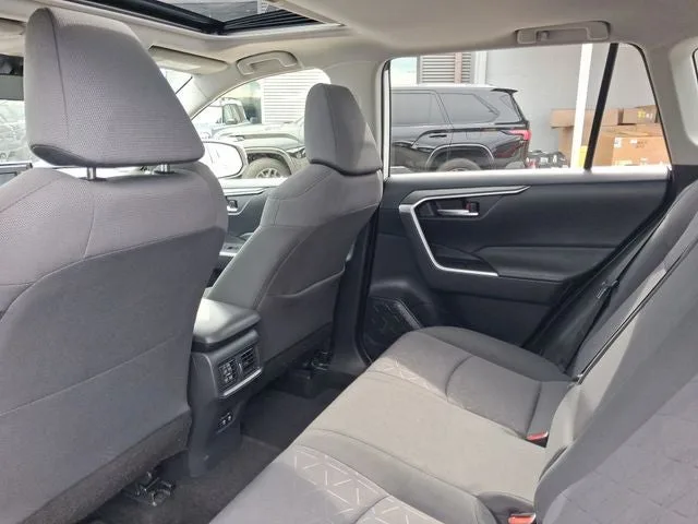 2019 Toyota RAV4 XLE photo 5