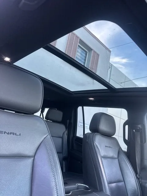 2022 GMC Yukon XL Denali photo 9