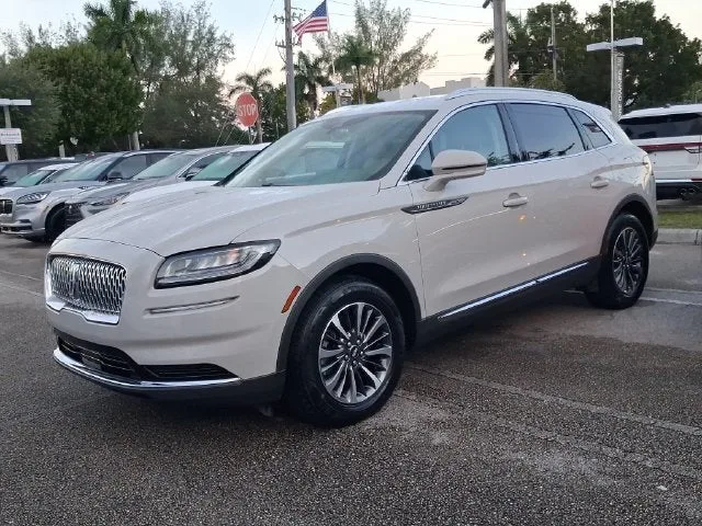 2023 Lincoln Nautilus Standard photo 2