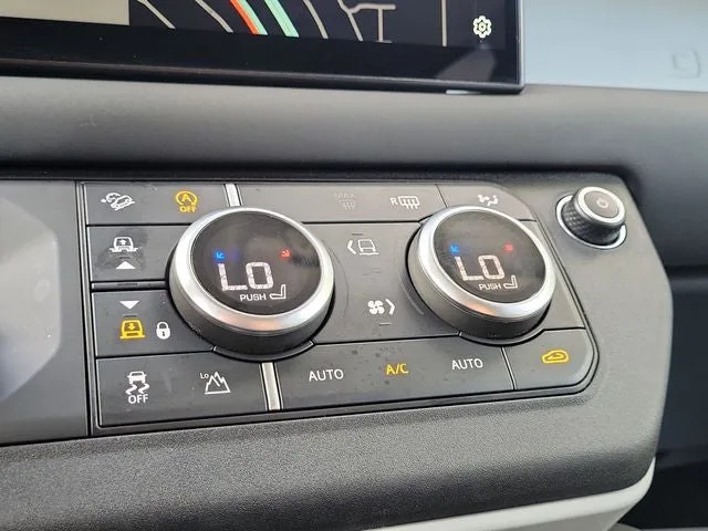 2024 Land Rover Defender 130 S photo 32