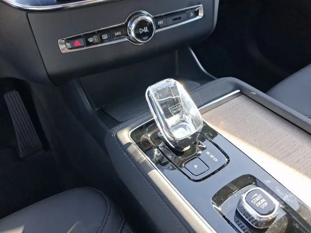 2026 Volvo XC90 B5 Plus photo 21