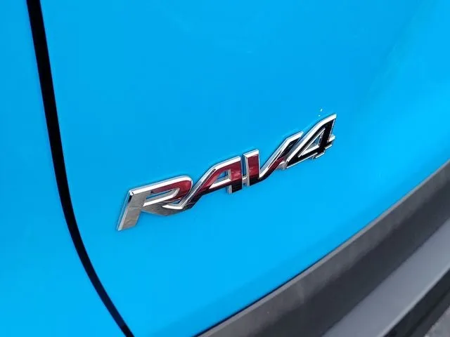 2020 Toyota RAV4 XLE photo 6