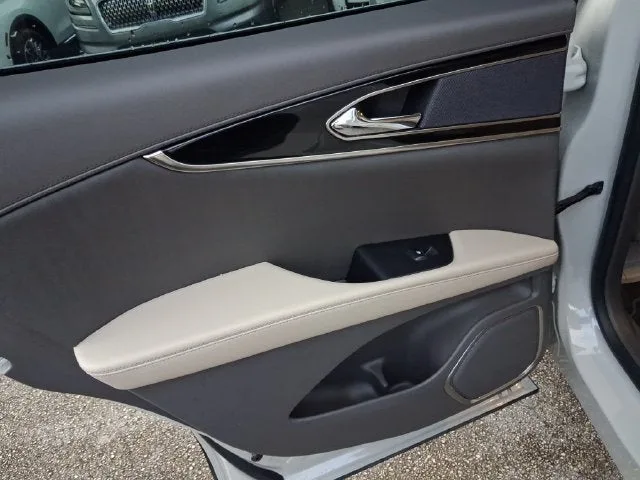 2023 Lincoln Nautilus Standard photo 9