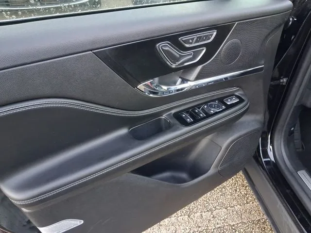 2023 Lincoln Corsair Standard photo 13