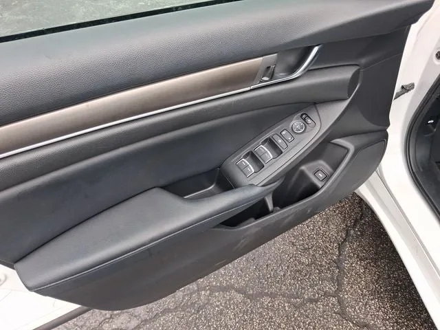 2018 Honda Accord LX photo 13