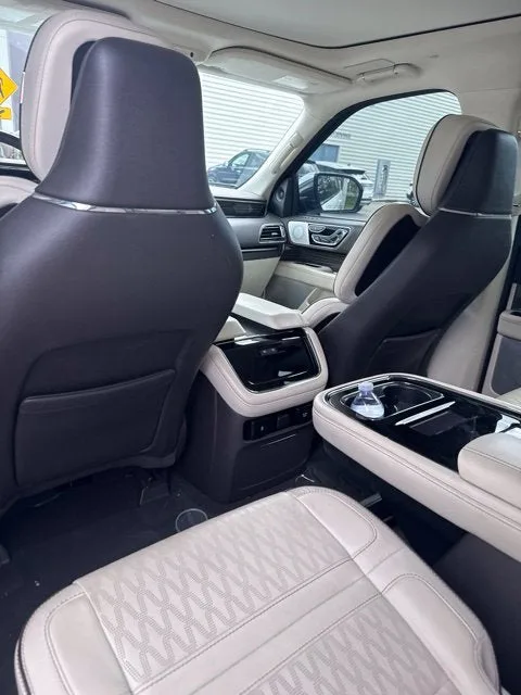 2023 Lincoln Navigator L Black Label photo 13