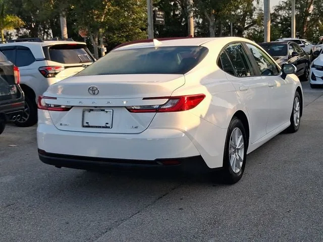 2025 Toyota Camry SE photo 4
