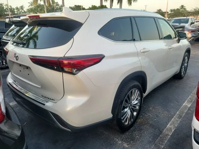 2021 Toyota Highlander Platinum photo 3