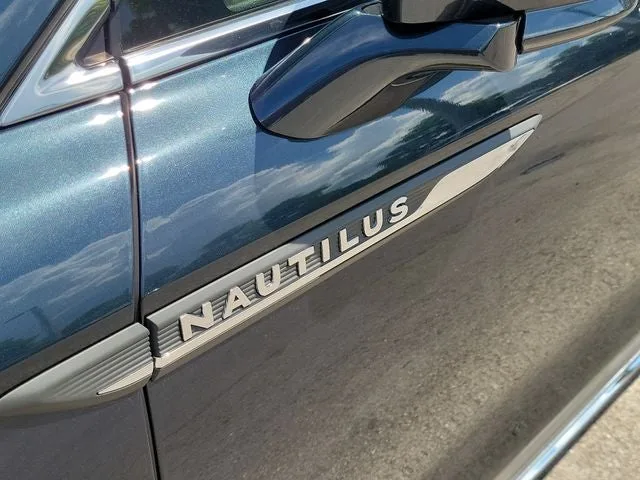 2022 Lincoln Nautilus Standard photo 3