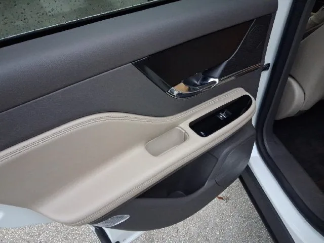 2023 Lincoln Corsair Standard photo 9