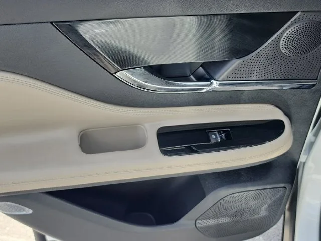 2025 Lincoln Corsair Premiere photo 14