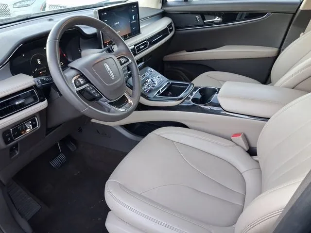 2023 Lincoln Nautilus Standard photo 11