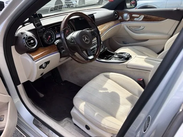 2017 Mercedes-Benz E-Class E 300 Luxury photo 2