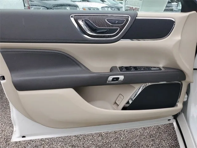 2020 Lincoln Continental Standard photo 9