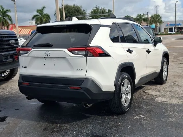 2019 Toyota RAV4 XLE photo 4