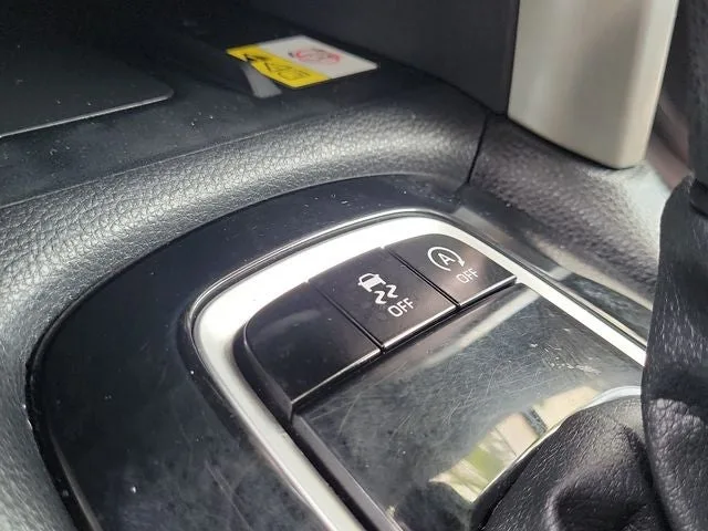 2022 Toyota Corolla Cross LE photo 25