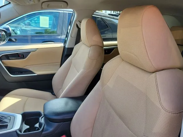 2021 Toyota RAV4 LE photo 11