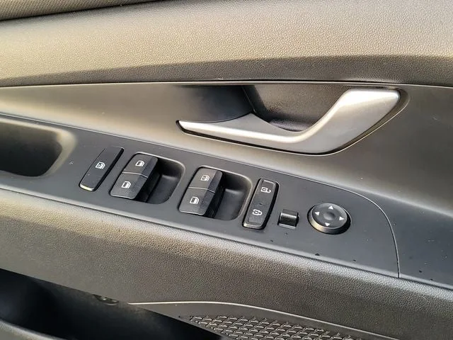 2022 Hyundai Elantra Limited photo 17