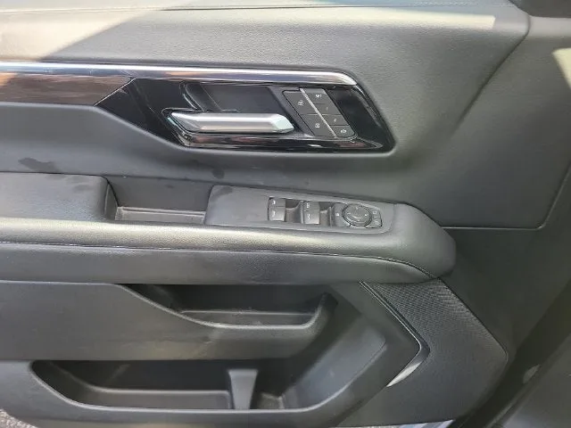 2025 Chevrolet Suburban LT photo 14